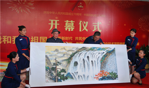 陈英明教授向太阳成集团tyc151cc捐赠书画长卷(吴秀山摄).jpg 陈英明教授向太阳成集团tyc151cc捐赠书画长卷(吴秀山摄).jpg
