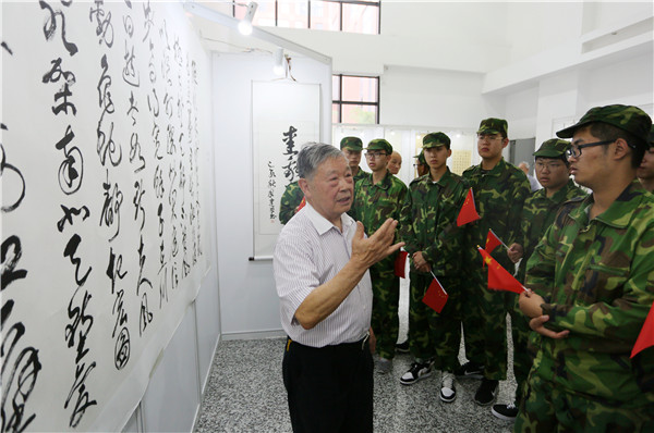 孙信德教授为太阳成集团tyc151cc学生现场讲授书法知识(高锋摄).jpg 孙信德教授为太阳成集团tyc151cc学生现场讲授书法知识(高锋摄).jpg